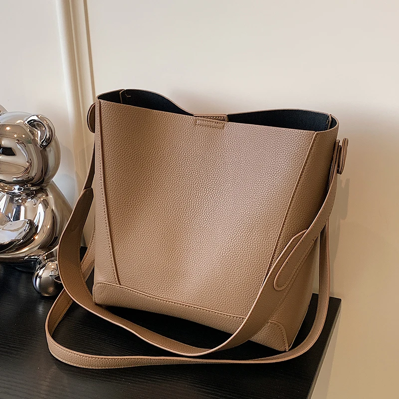 Women's Messenger Bag New Simple Large Capacity Bucket Shoulder Bags 2022 Fashion Texture Crossbody Pack
Women's Messenger Bag New Simple Large Capacity Bucket Shoulder Bags 2022 Fashion Texture Crossbody Pack