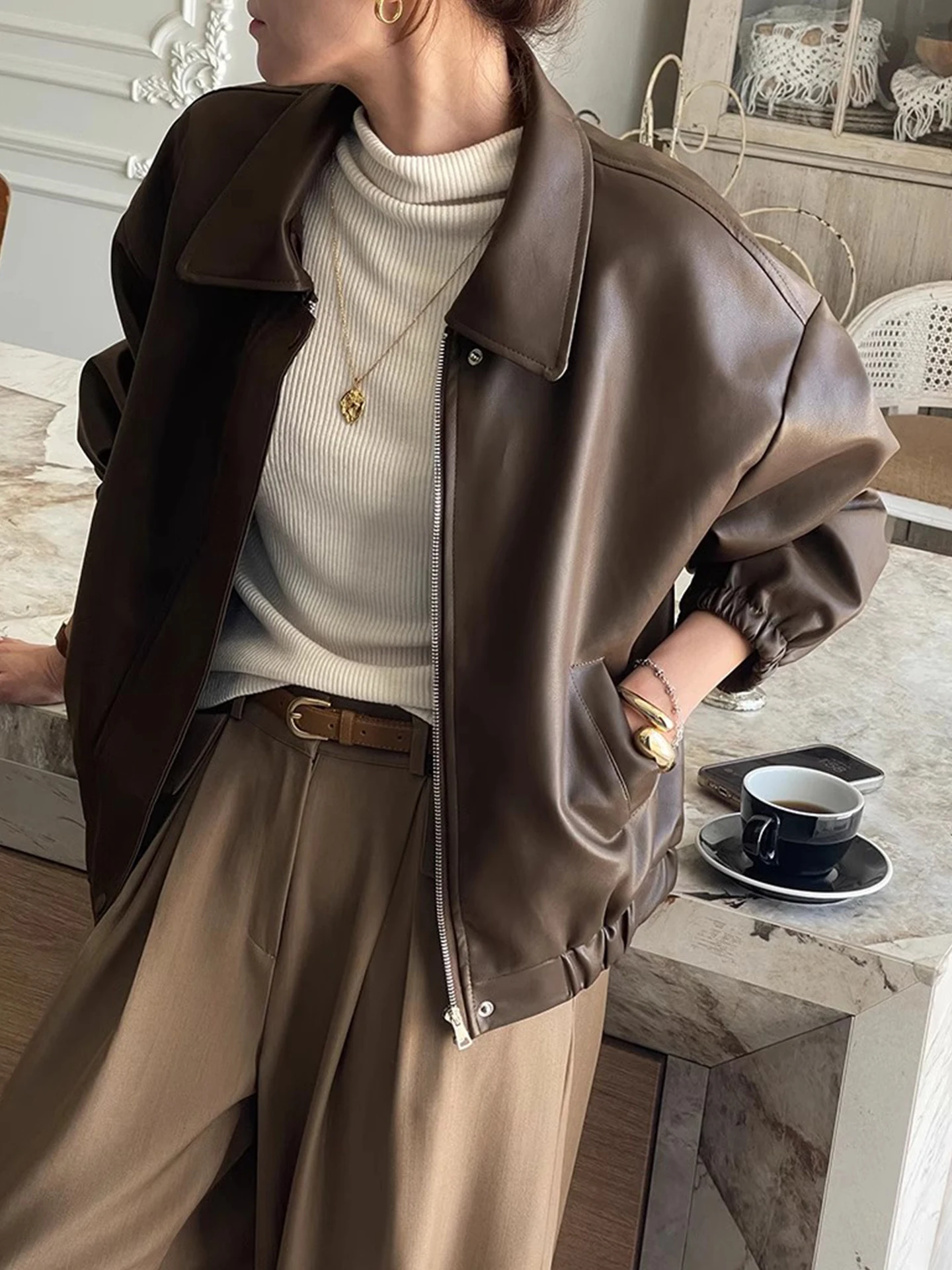 Шикарная осенняя элитная повседневная длинная байкерская куртка на молнии из искусственной кожи, женская свободная посадка для поездок на работу, обычная длина
Шикарная осенняя элитная повседневная длинная байкерская куртка на молнии из искусственной кожи, женская свободная посадка для поездок на работу, обычная длина