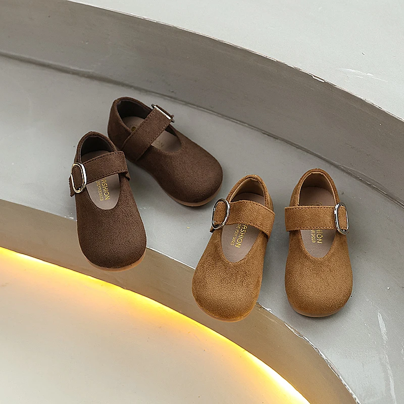 Новинка 2023 года, детская обувь на плоской подошве в стиле ретро, весенне-осенняя модная кожаная обувь для девочек, простые детские повседневные балетки на плоской подошве, нескользящие мягкие
Новинка 2023 года, детская обувь на плоской подошве в стиле ретро, весенне-осенняя модная кожаная обувь для девочек, простые детские повседневные балетки на плоской подошве, нескользящие мягкие