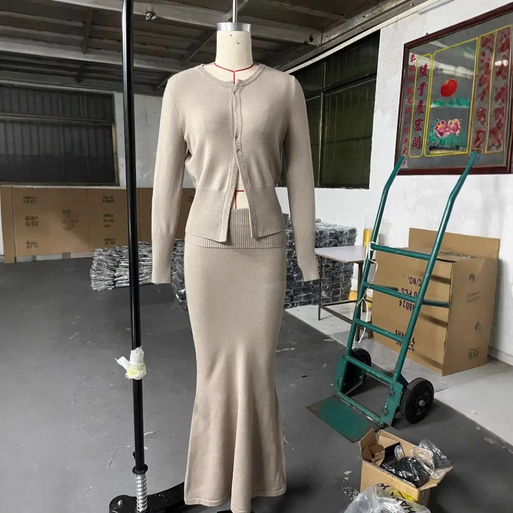 Сексуальный однотонный вязаный свитер с поворотной талией и юбкой, костюм в европейском и американском стиле, осень-зима, хит продаж, простой
Сексуальный однотонный вязаный свитер с поворотной талией и юбкой, костюм в европейском и американском стиле, осень-зима, хит продаж, простой