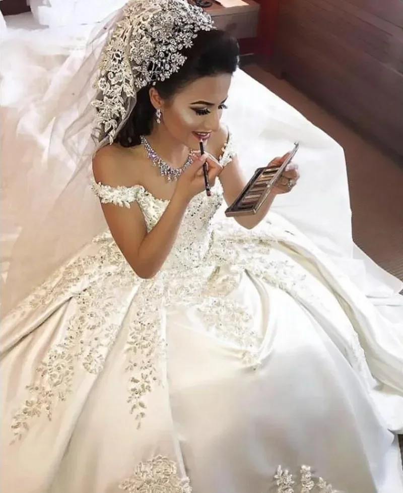 Customized Off The Shoulder Garden Plus Size Wedding Dresses Sweep Train Robe De Mariée Lace Appliques Ballgown Bridal Gowns
Customized Off The Shoulder Garden Plus Size Wedding Dresses Sweep Train Robe De Mariée Lace Appliques Ballgown Bridal Gowns