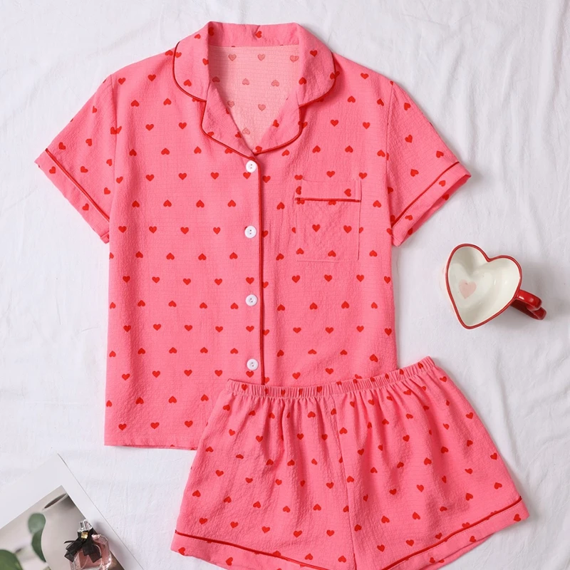 Модный милый женский пижамный комплект с принтом сердца, топ с короткими рукавами и лацканами и удобные эластичные шорты, идеально подходящие для летней одежды для сна, пижамы
Модный милый женский пижамный комплект с принтом сердца, топ с короткими рукавами и лацканами и удобные эластичные шорты, идеально подходящие для летней одежды для сна, пижамы