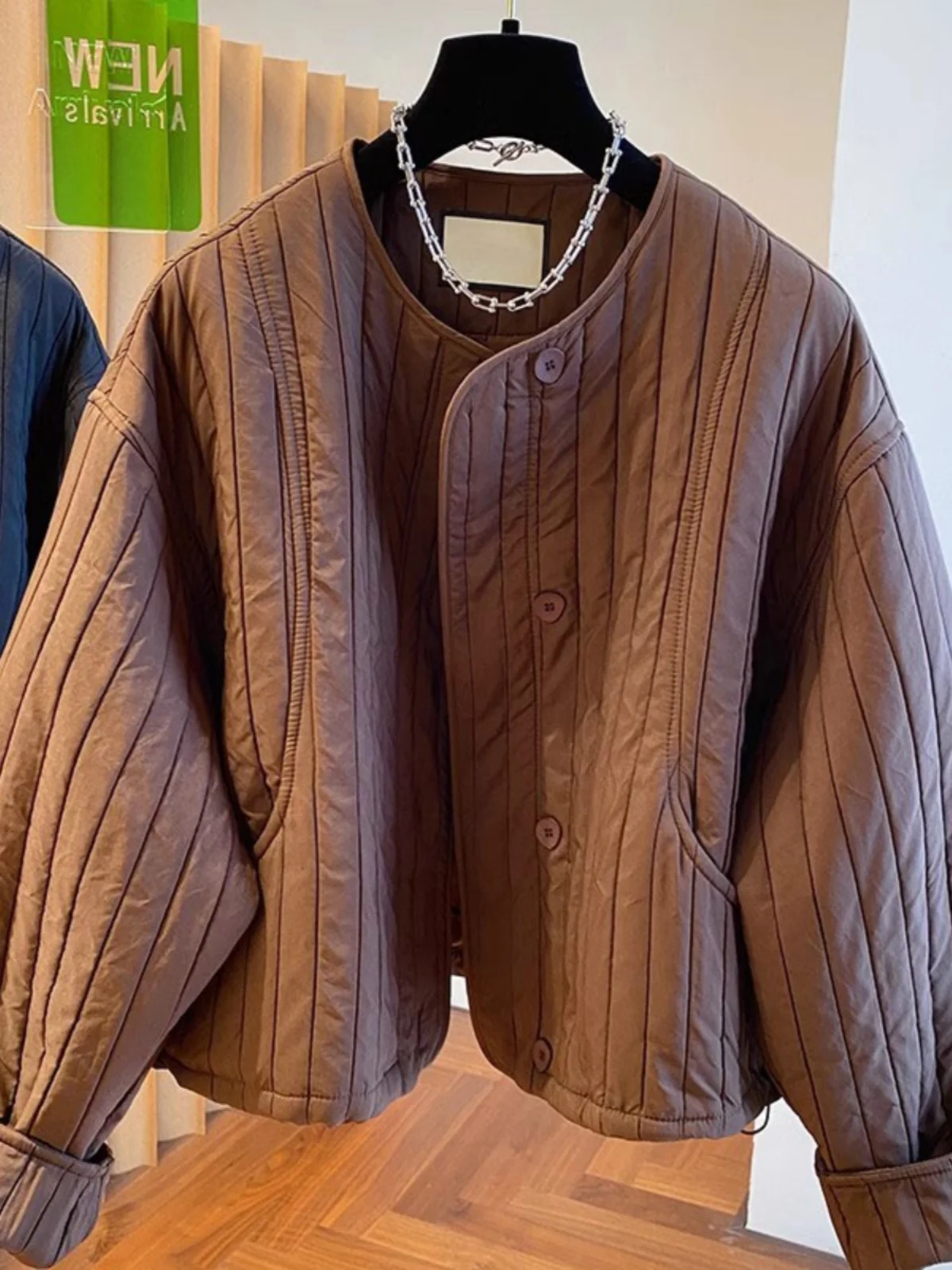 Thiened Long Sve round Ne Cotton Jaet Retro Casual Sle Button Detail Women's Outerwear Coat for ort People
Thiened Long Sve round Ne Cotton Jaet Retro Casual Sle Button Detail Women's Outerwear Coat for ort People