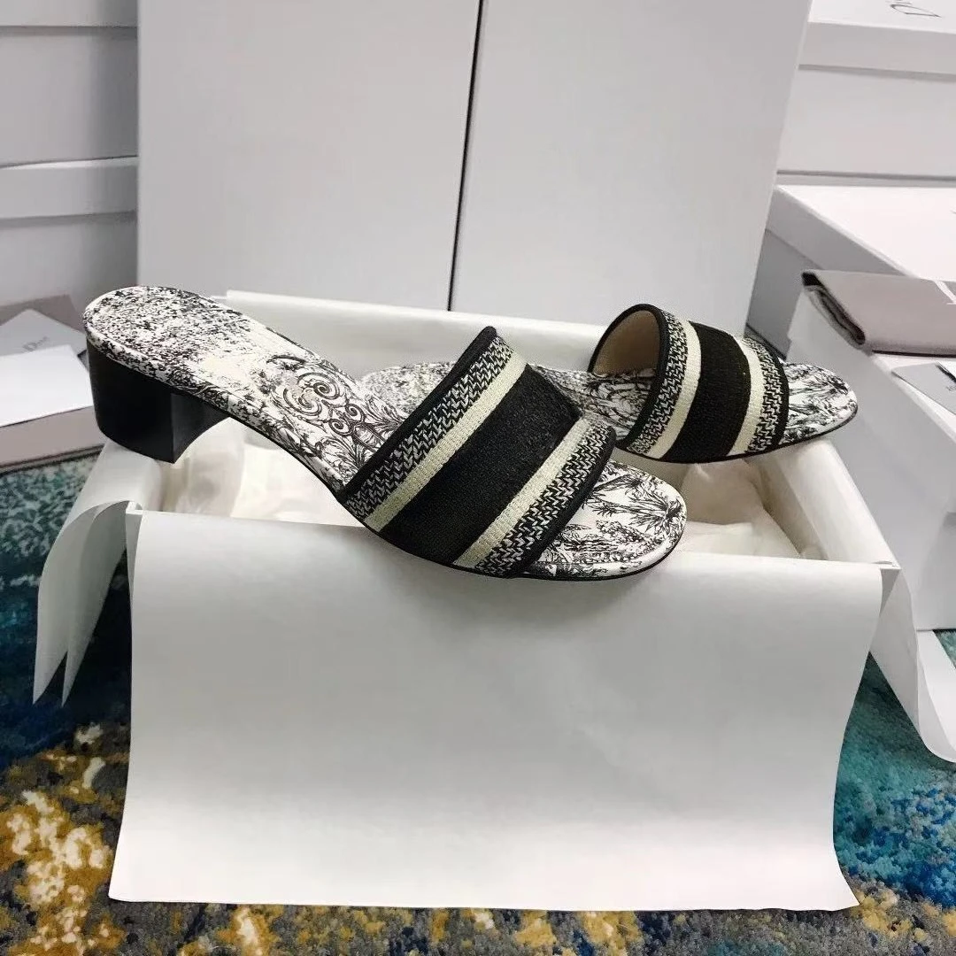2026 Summer New Women's Embroidered Chunky Heel Slides Rhinestone Thick Sole Sandals All-Matching Outdoor Slippers
2026 Summer New Women's Embroidered Chunky Heel Slides Rhinestone Thick Sole Sandals All-Matching Outdoor Slippers