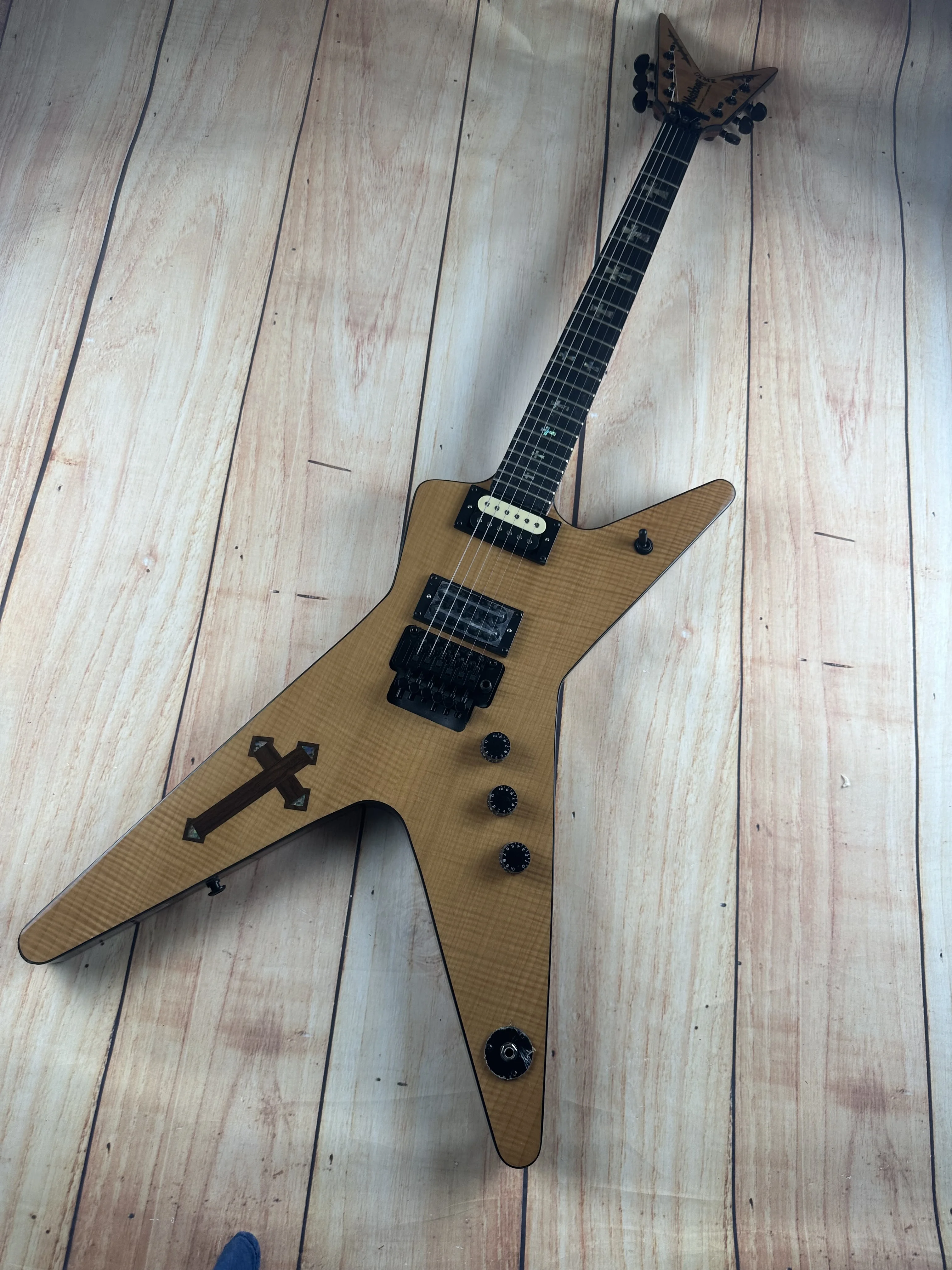 Irregular electric guitar, Red transfer printing, Imported tiger pattern in brown wood, customized cross inlay ,Silver Accessori
Irregular electric guitar, Red transfer printing, Imported tiger pattern in brown wood, customized cross inlay ,Silver Accessori