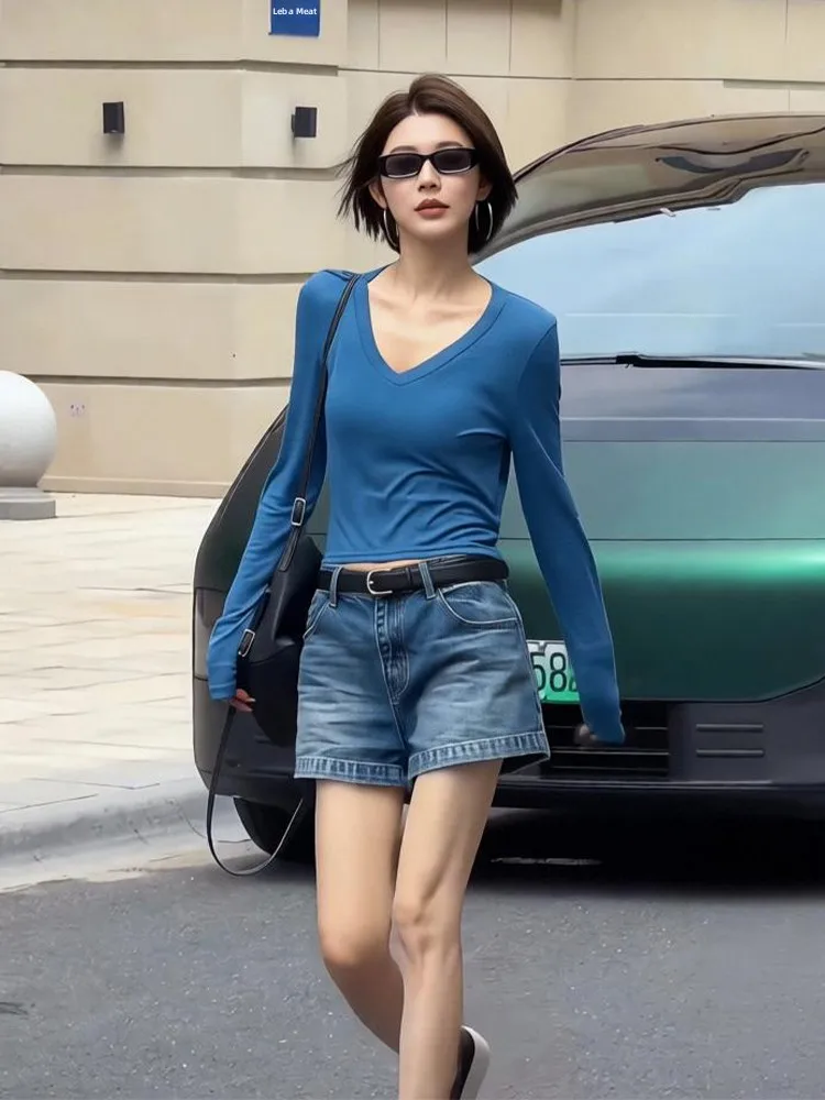 Blue V-Neck Top And Denim Shorts Set Comfortable High Waist Short Length Two-Piece Women's Fashion Summer Outfit Commute Style
Blue V-Neck Top And Denim Shorts Set Comfortable High Waist Short Length Two-Piece Women's Fashion Summer Outfit Commute Style