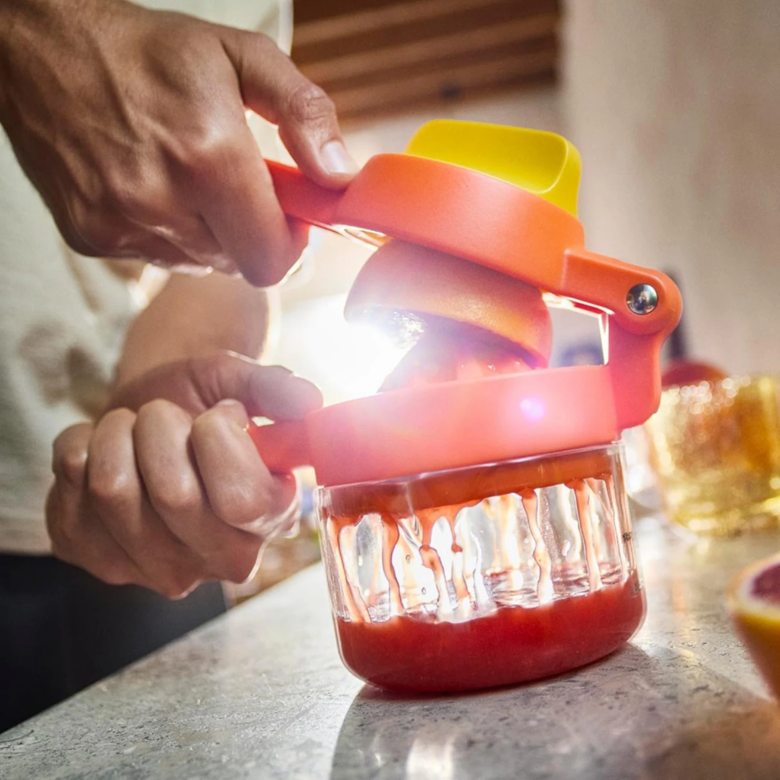 Manual Citrus Juicer Transparent Cup Manual Citrus Press Fruit Squeezing Tool Plastic Kitchen Tool Easy to Clean
Manual Citrus Juicer Transparent Cup Manual Citrus Press Fruit Squeezing Tool Plastic Kitchen Tool Easy to Clean