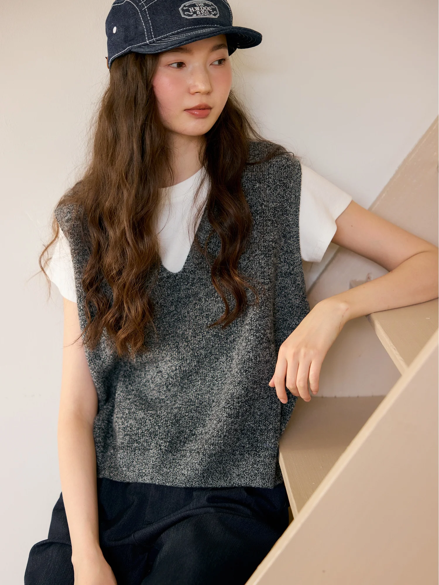 Limited Edition "London Rain" Lazy Style V-Neck Sleeveless Casual Top Soft Woolen Vest Available in Three Colors for Women
Limited Edition "London Rain" Lazy Style V-Neck Sleeveless Casual Top Soft Woolen Vest Available in Three Colors for Women