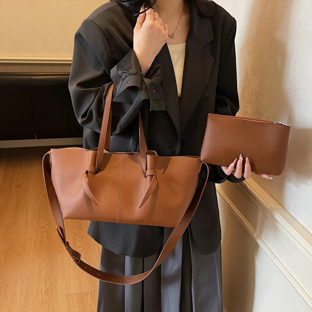 Leather Texture Vintage Shoulder Bag Glossy Finish Lightweight Large Capacity PU Water Resistant Featuring Magnetic Snap Strap
Leather Texture Vintage Shoulder Bag Glossy Finish Lightweight Large Capacity PU Water Resistant Featuring Magnetic Snap Strap