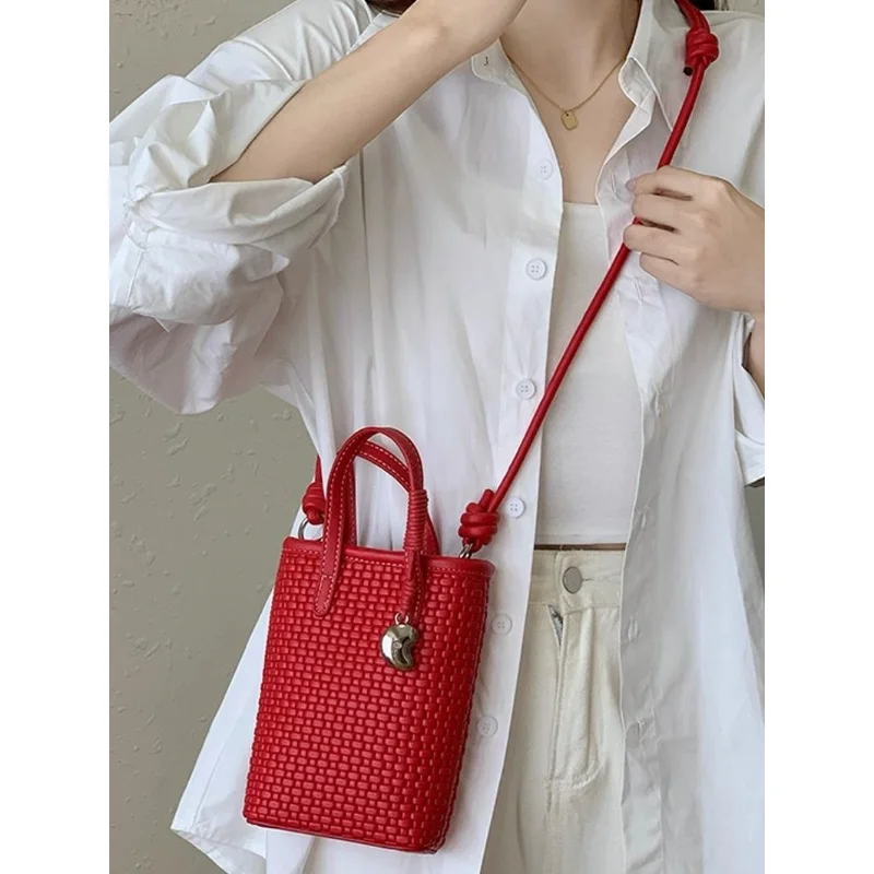 Versatile crossbody bag with a unique design and sophisticated bucket bag style
Versatile crossbody bag with a unique design and sophisticated bucket bag style