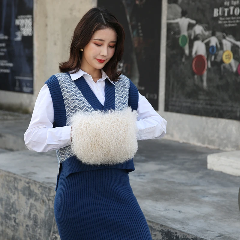 2022 Natural Mongolia Lamb Fur Hand Warmer Women Warm Winter Long Hair Genuine Tibet Shoulder Fur Bag Female
2022 Natural Mongolia Lamb Fur Hand Warmer Women Warm Winter Long Hair Genuine Tibet Shoulder Fur Bag Female