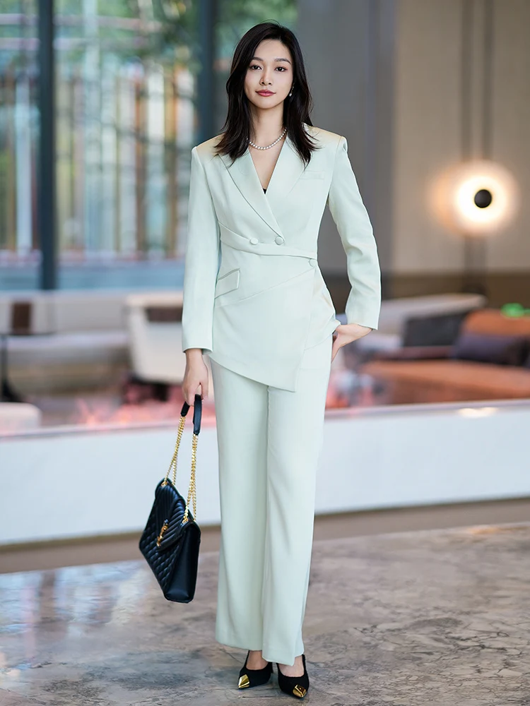 Модный приталенный костюм с длинным рукавом для женщин от Jiang Feifei, новый дизайн весна 2026, комплект из двух предметов, профессиональный женский костюм.
Модный приталенный костюм с длинным рукавом для женщин от Jiang Feifei, новый дизайн весна 2026, комплект из двух предметов, профессиональный женский костюм.