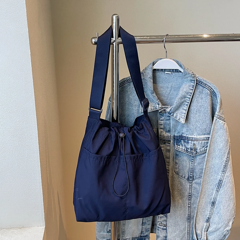Large Capaci Tote Bag Women Casual Sports oulder Bag Student Class Commuting Crossbody Bag Leisure Dstring Buet Bag
Large Capaci Tote Bag Women Casual Sports oulder Bag Student Class Commuting Crossbody Bag Leisure Dstring Buet Bag