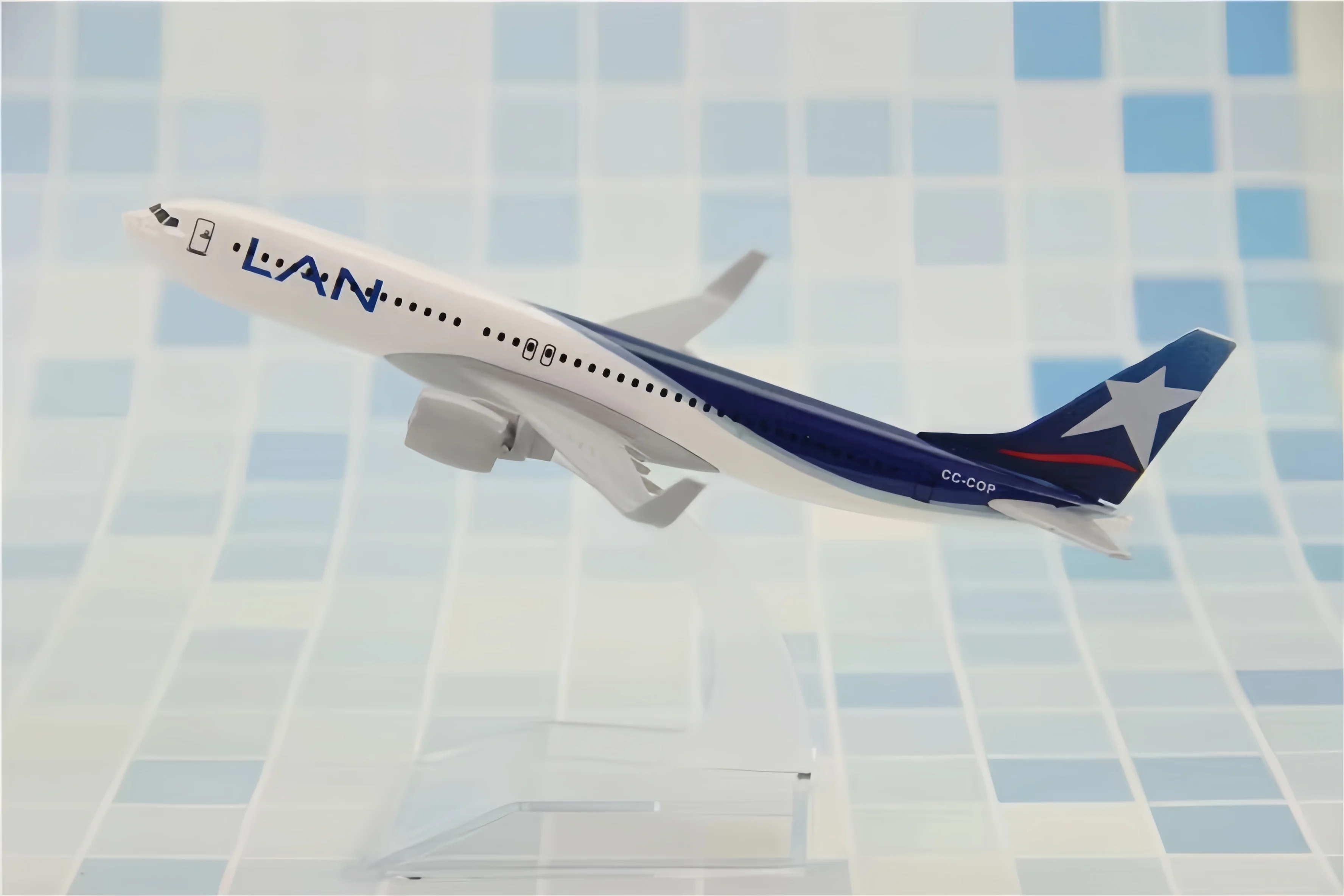 1: 400 scale 16cm airplane model Boeing B737-800 Chilean Airlines plane gift ornament airplane model toy gift
1: 400 scale 16cm airplane model Boeing B737-800 Chilean Airlines plane gift ornament airplane model toy gift