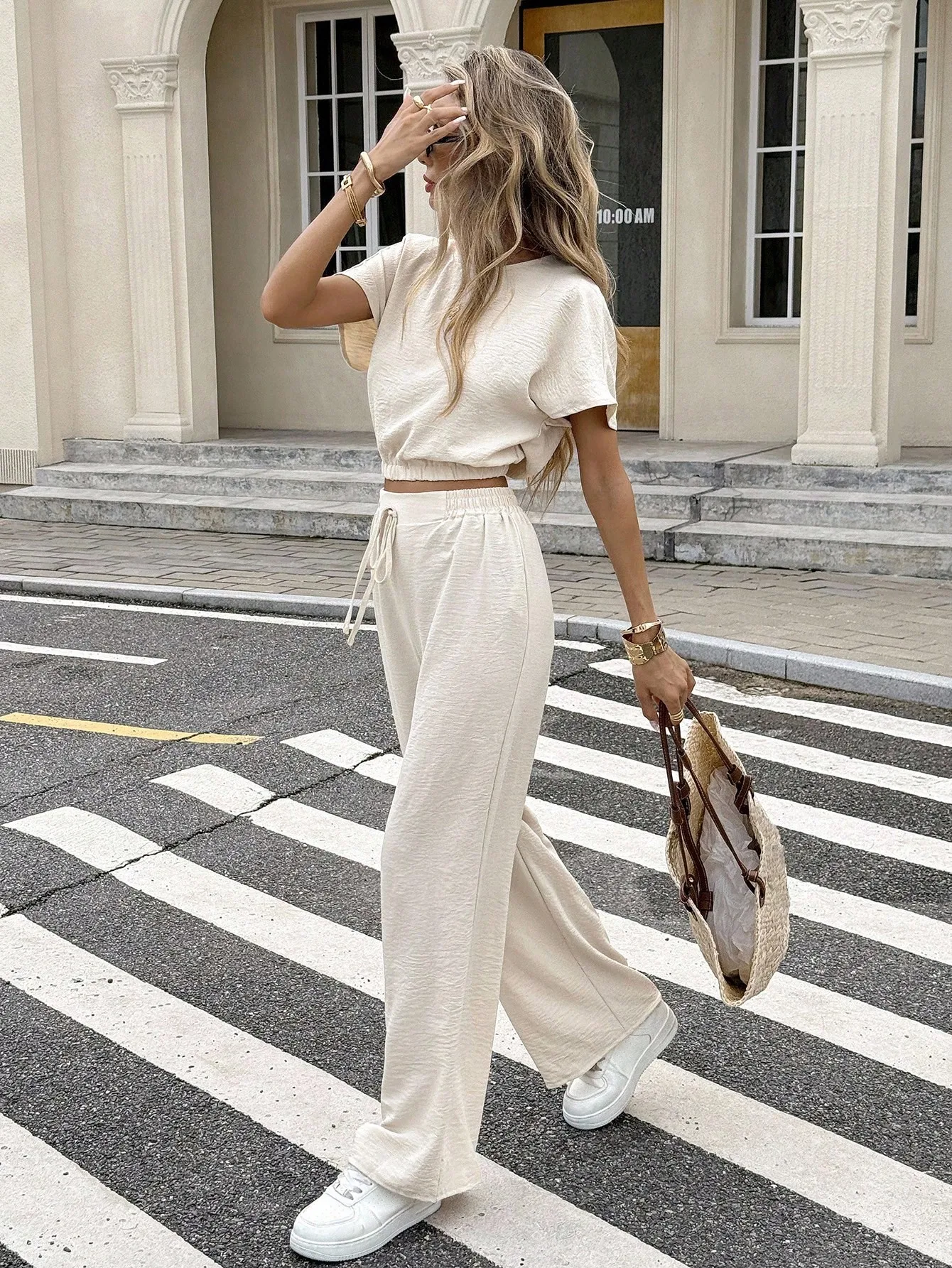 Комплект из укороченного топа с кремовой текстурой и брюк с широкими штанинами и завязками на талии, летний повседневный комплект из двух предметов
Комплект из укороченного топа с кремовой текстурой и брюк с широкими штанинами и завязками на талии, летний повседневный комплект из двух предметов