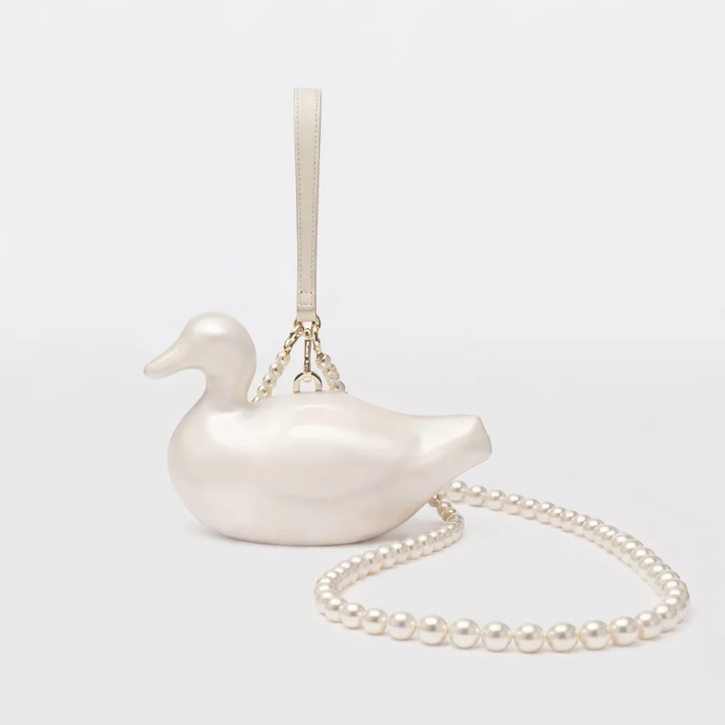 Женская дизайнерская сумка с акриловой уткой, милый жемчужный вечерний клатч с ремешком из бисера для свадебной вечеринки, роскошный кошелек и сумочка
Женская дизайнерская сумка с акриловой уткой, милый жемчужный вечерний клатч с ремешком из бисера для свадебной вечеринки, роскошный кошелек и сумочка