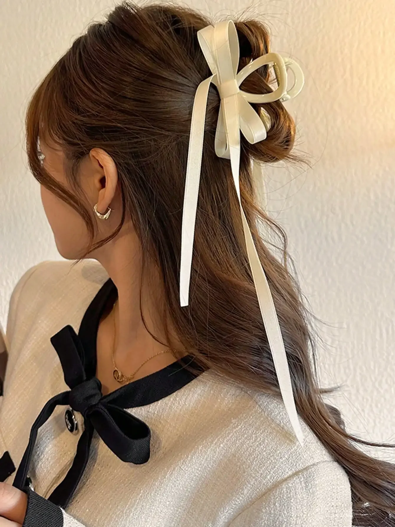 Elegant Ivory Bow Hair Claw Clip With Ribbon Streamers For Women
Elegant Ivory Bow Hair Claw Clip With Ribbon Streamers For Women