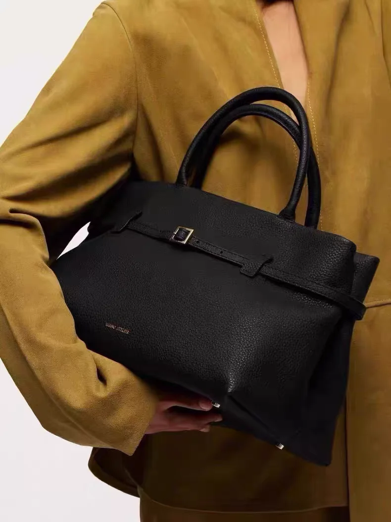 High-End Version Manuatelier Arrow Bag 2025 New Zhen s Tote Bag Simple Briti Sle Leather Handbag for Youth Casual Use
High-End Version Manuatelier Arrow Bag 2025 New Zhen s Tote Bag Simple Briti Sle Leather Handbag for Youth Casual Use