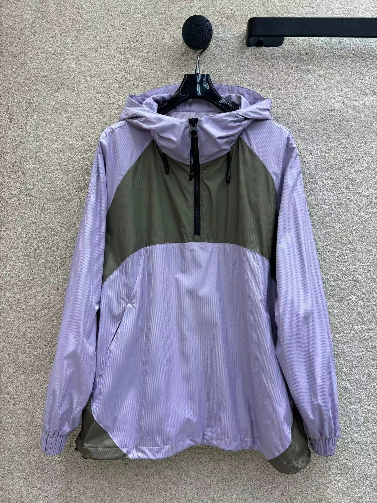 The new hooded color contrast outdoor hardshell jacket is practical, comfortable and windproof
The new hooded color contrast outdoor hardshell jacket is practical, comfortable and windproof