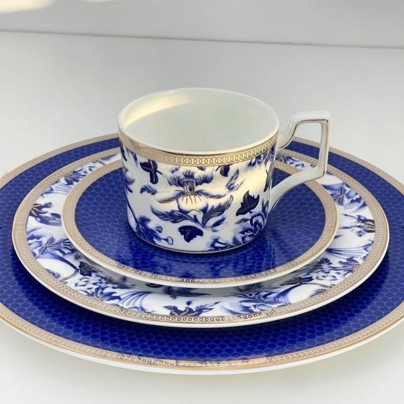 Luxury blue and white porcelain tableware set,European bone china plate,Western steak salad plate,coffee cup,dining table decor
Luxury blue and white porcelain tableware set,European bone china plate,Western steak salad plate,coffee cup,dining table decor