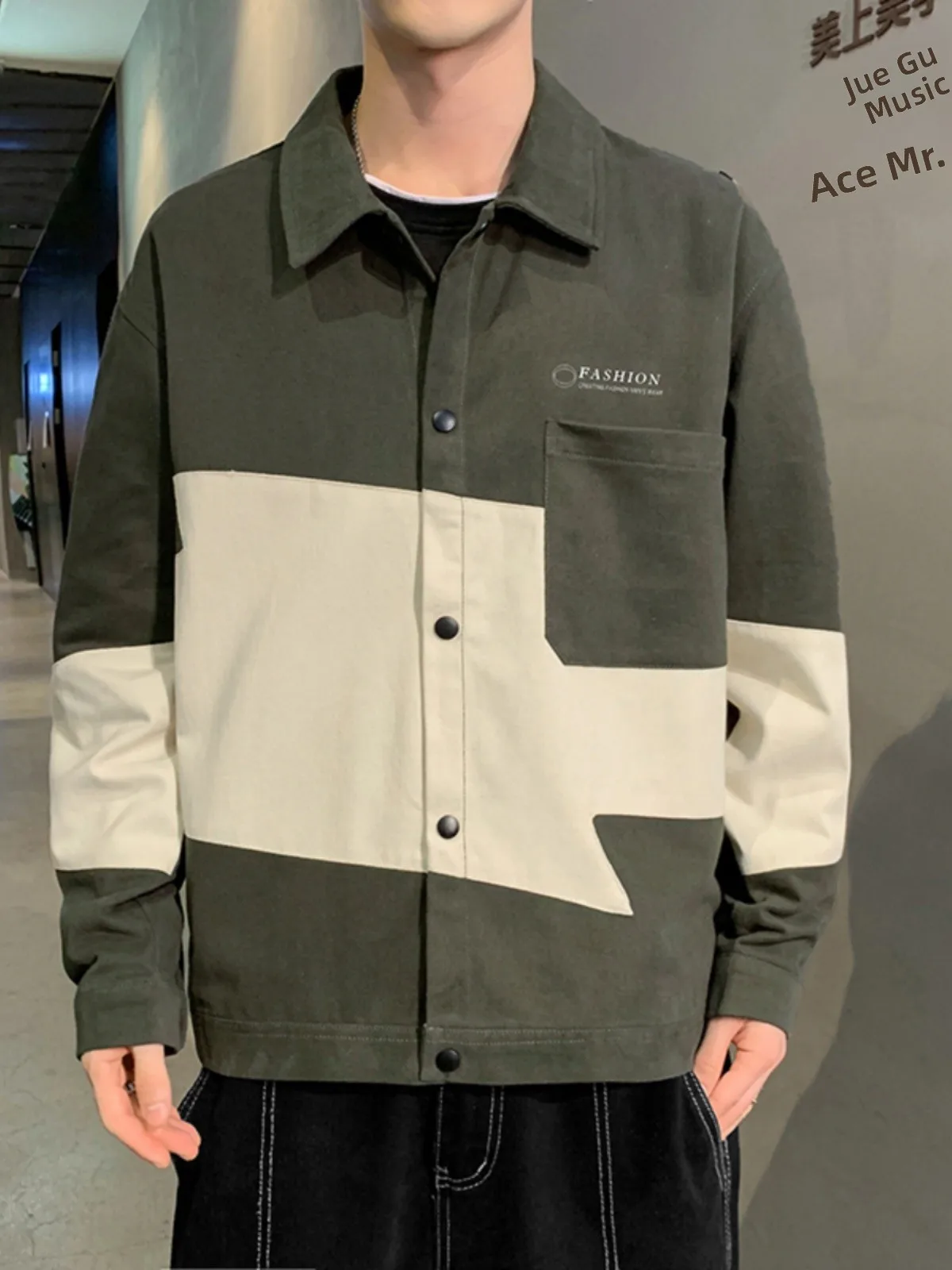 Мужская свободная куртка на весну-осень в корейском стиле: модная, повседневная, ветрозащитная, современная, из полиэстера и нейлона.
Мужская свободная куртка на весну-осень в корейском стиле: модная, повседневная, ветрозащитная, современная, из полиэстера и нейлона.