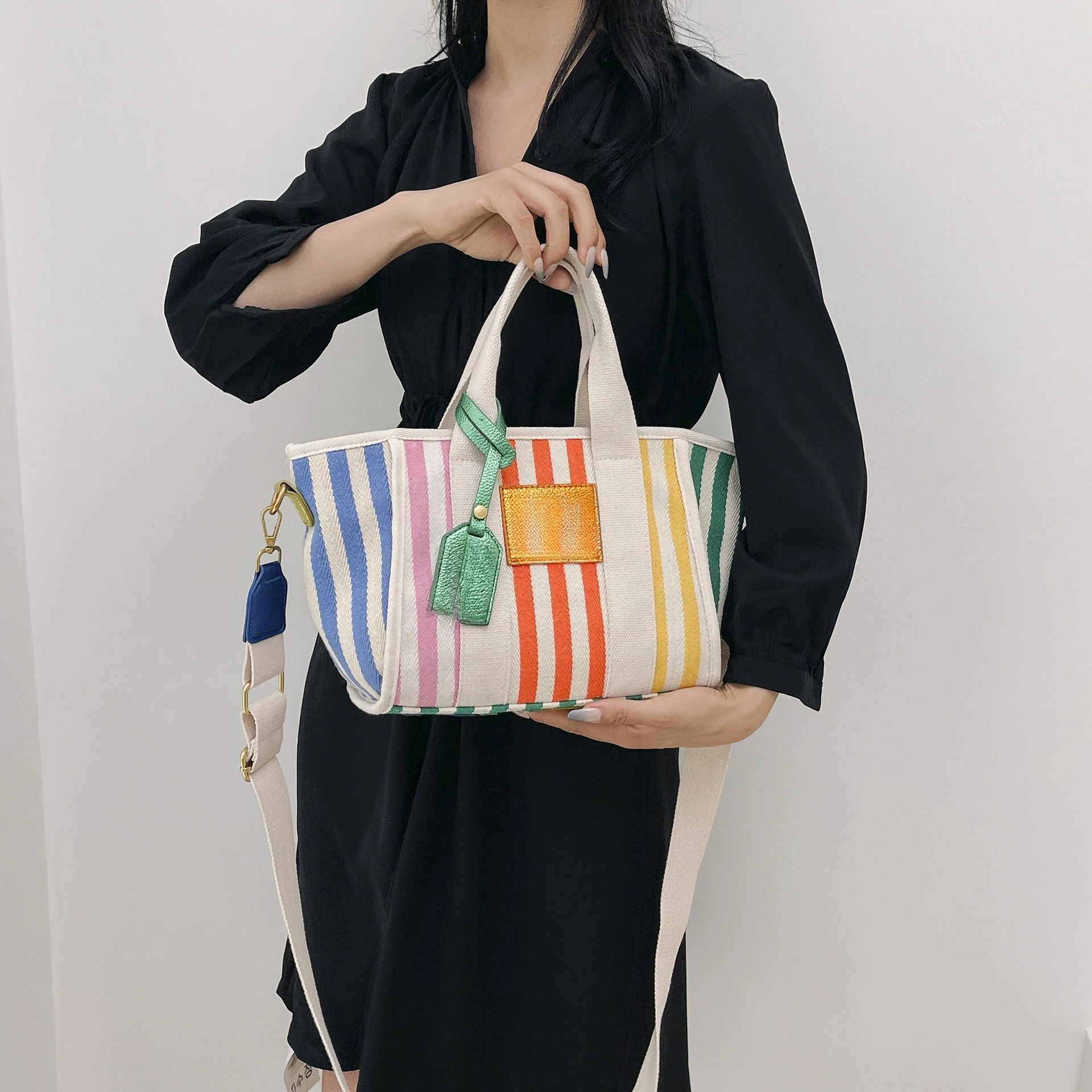 Spring and summer single shoulder crossbody bag, large capacity beach bag, new striped handbag, vacation style tote bag
Spring and summer single shoulder crossbody bag, large capacity beach bag, new striped handbag, vacation style tote bag