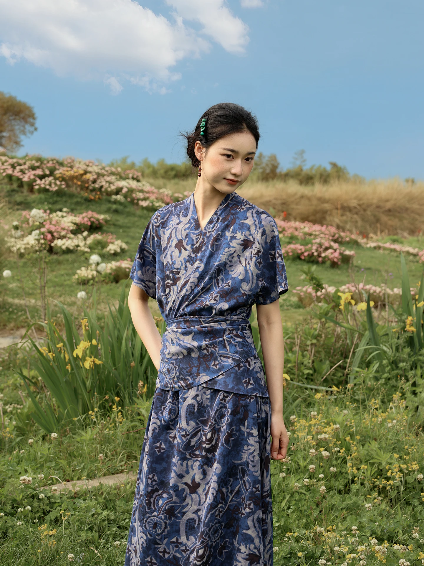 Retro Blue Shirt Style Wrap Dress with Belt V-Neck Summer Holiday Casual Long Skirt for Women Polyester Printed Wrap Dress
Retro Blue Shirt Style Wrap Dress with Belt V-Neck Summer Holiday Casual Long Skirt for Women Polyester Printed Wrap Dress