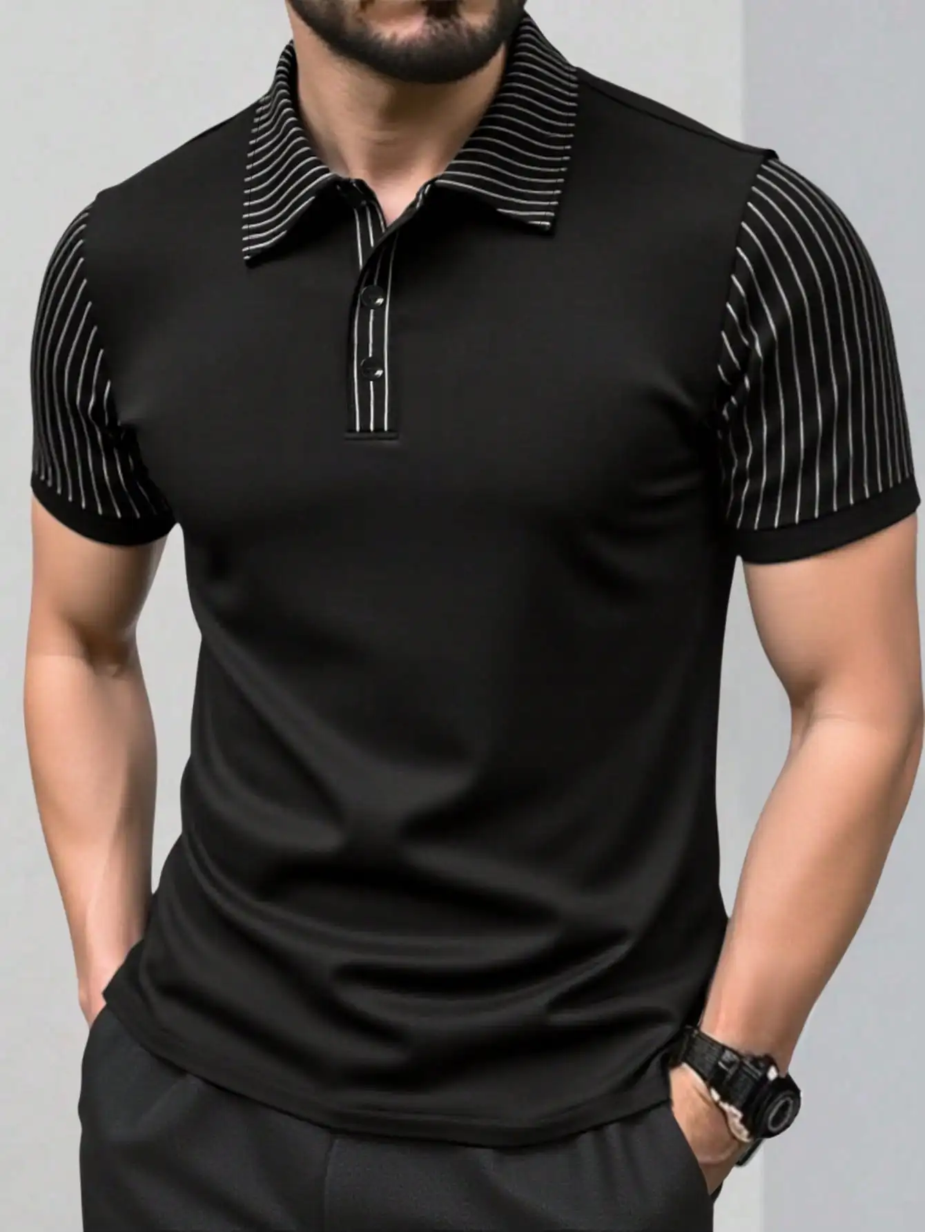 Мужская черная рубашка-поло с коротким рукавом, полосатым воротником и полосатыми вставками на рукавах
Мужская черная рубашка-поло с коротким рукавом, полосатым воротником и полосатыми вставками на рукавах