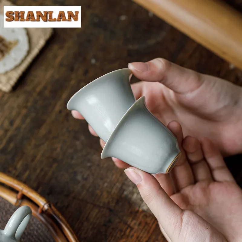 2 шт./лот, небесно-голубая фарфоровая чайная чашка Ru, древняя чайная чаша, кувшин для воды, маленькая чашка для медитации, чашки Jianzhan Master, 45 мл
2 шт./лот, небесно-голубая фарфоровая чайная чашка Ru, древняя чайная чаша, кувшин для воды, маленькая чашка для медитации, чашки Jianzhan Master, 45 мл