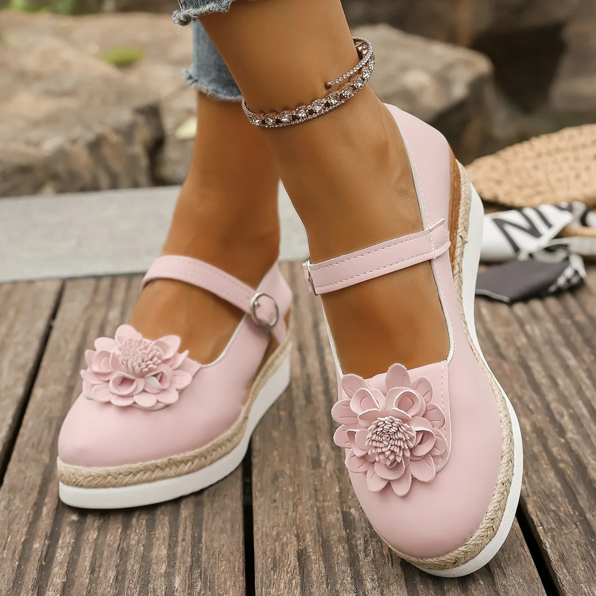Women's thick-soled, fashionable, comfortable and casual single shoes, flower-toe, wedge heel, plus-size leather shoes
Women's thick-soled, fashionable, comfortable and casual single shoes, flower-toe, wedge heel, plus-size leather shoes