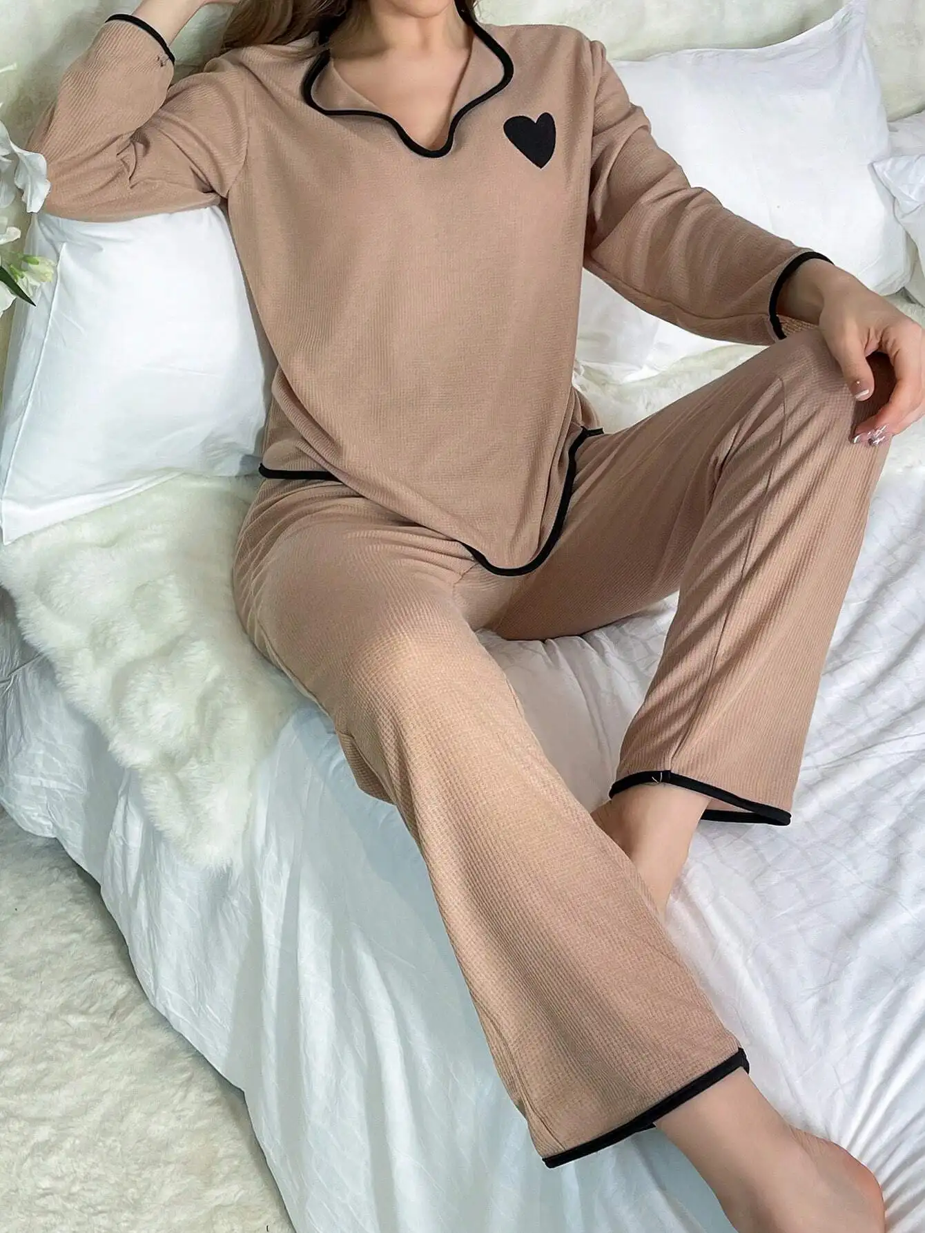 Женский пижамный комплект в рубчик с аппликацией в виде сердца и контрастной отделкой
Женский пижамный комплект в рубчик с аппликацией в виде сердца и контрастной отделкой