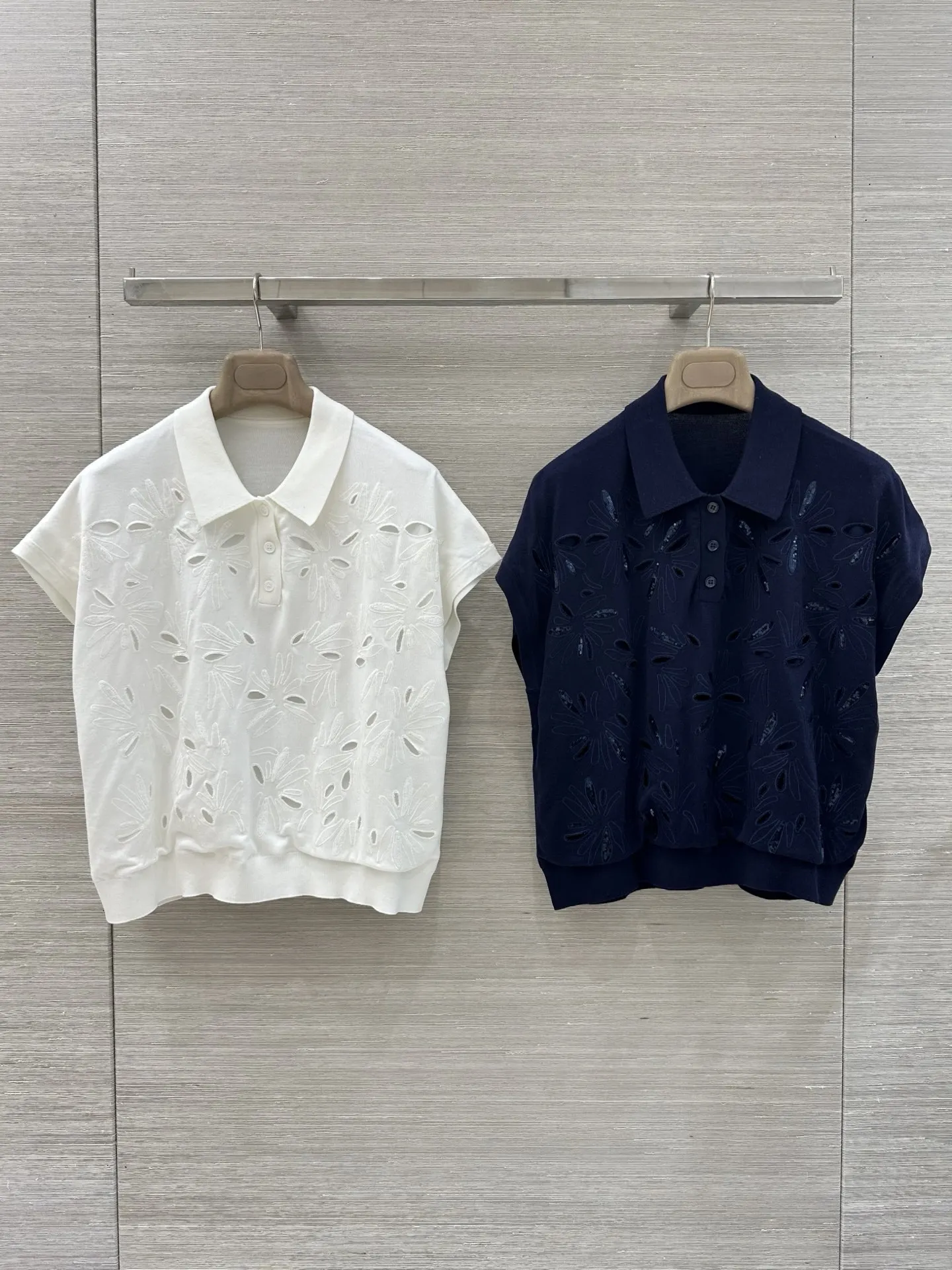 Women Sequined Hollow Out Pullover Front Buttons Turn-down Collar Short Sleeve 2-Color Fashion Knitted Tee Tops
Women Sequined Hollow Out Pullover Front Buttons Turn-down Collar Short Sleeve 2-Color Fashion Knitted Tee Tops