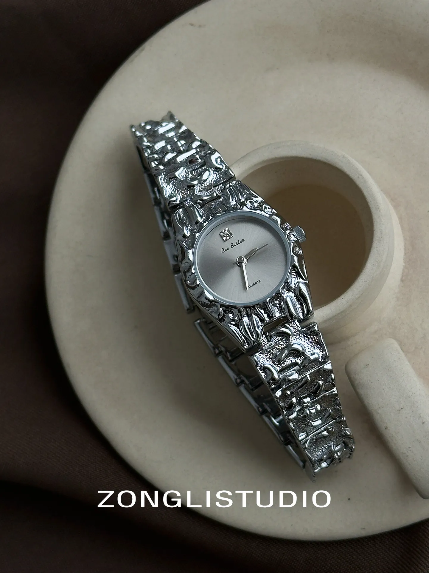 New Women'S Quartz Watch, Featuring A Sophisticated And Elegant Design With A Small Dial. A Stylish Quartz Wristwatch.
New Women'S Quartz Watch, Featuring A Sophisticated And Elegant Design With A Small Dial. A Stylish Quartz Wristwatch.