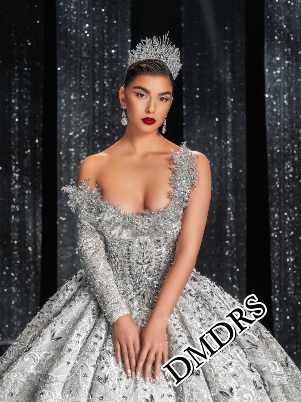 DMDRS Elegant One-Shoulder-Sleeve Wedding Dress Romantic Crystal-Embellished Beaded Bridal Gowns Charming Appliquéd Floor-Length
DMDRS Elegant One-Shoulder-Sleeve Wedding Dress Romantic Crystal-Embellished Beaded Bridal Gowns Charming Appliquéd Floor-Length