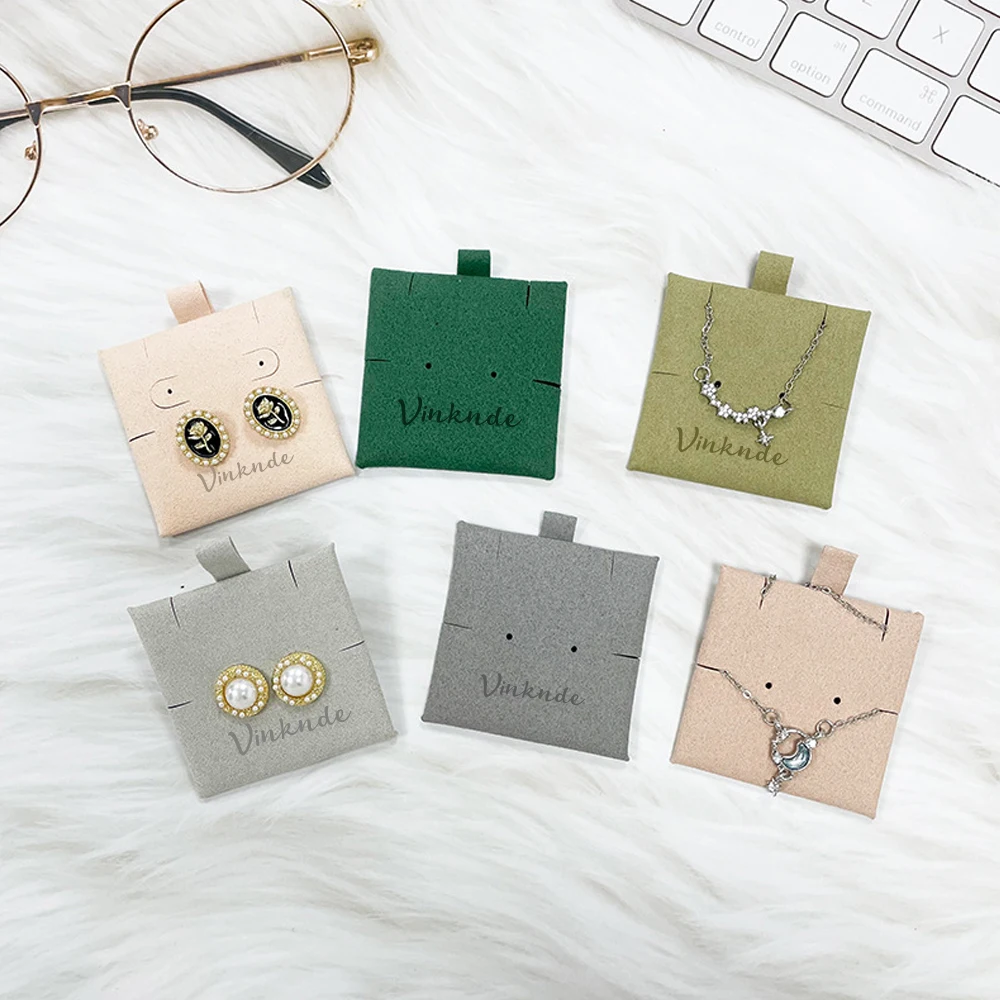 100pcs Bulk Custom Jewelry Insert Pad Personalized Logo Text Microfiber Necklace Clip Jewelry Display Card for Earrings Brooch
100pcs Bulk Custom Jewelry Insert Pad Personalized Logo Text Microfiber Necklace Clip Jewelry Display Card for Earrings Brooch