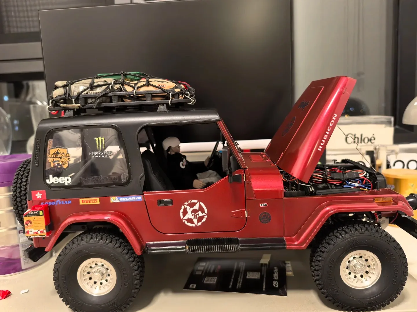 1:10 Scale Explorer RC Off-Road Vehicle Remote Control Car Large-Sized Climbing Toy Model after Real Car
1:10 Scale Explorer RC Off-Road Vehicle Remote Control Car Large-Sized Climbing Toy Model after Real Car