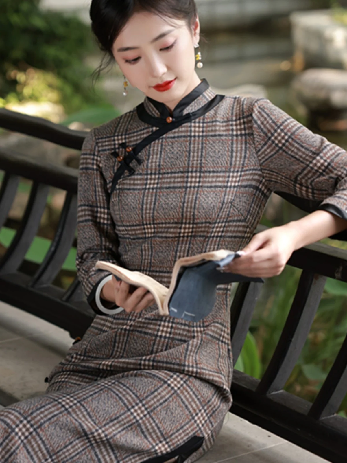 Элегантное длинное винтажное шерстяное платье в клетку для женщин, осенне-зимняя повседневная одежда для мам с низким разрезом и цветочным узором
Элегантное длинное винтажное шерстяное платье в клетку для женщин, осенне-зимняя повседневная одежда для мам с низким разрезом и цветочным узором