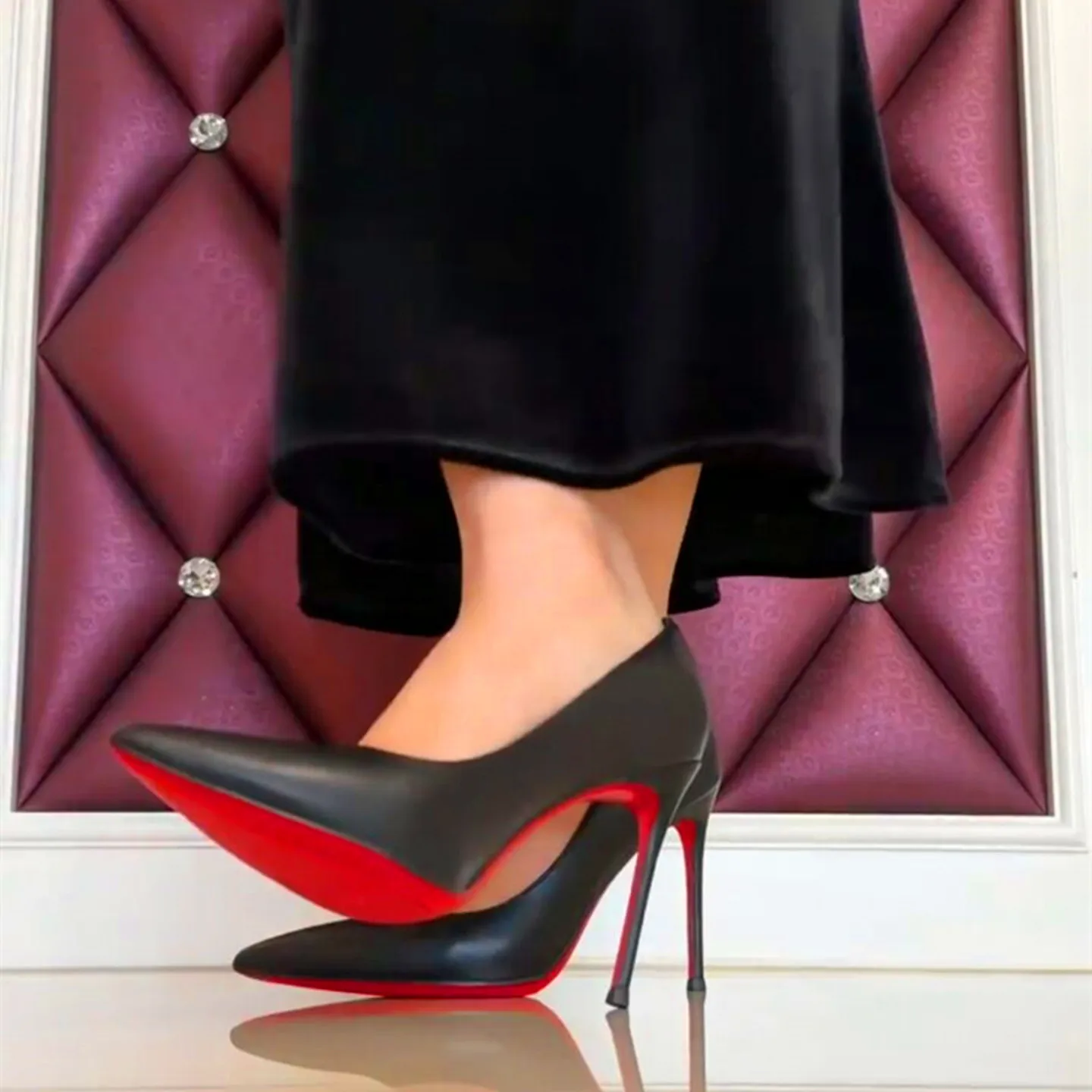 Матовые черные туфли на высоком каблуке с красной подошвой, с открытым носком, на тонком шпильке, сексуальные, для офиса и повседневной носки, женские, модные, с подкладкой из волокна
Матовые черные туфли на высоком каблуке с красной подошвой, с открытым носком, на тонком шпильке, сексуальные, для офиса и повседневной носки, женские, модные, с подкладкой из волокна
