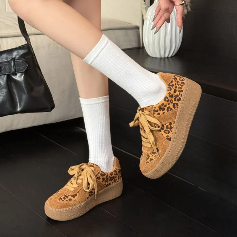 New Womens Shoes Fashion Retro Suede Board Shoes for Woman Exquisite Round Head Sports Casual Shoe Designer Shoes Zapatos Mujer
New Womens Shoes Fashion Retro Suede Board Shoes for Woman Exquisite Round Head Sports Casual Shoe Designer Shoes Zapatos Mujer