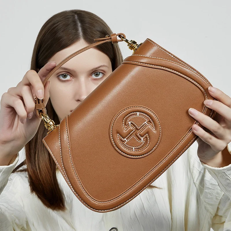 Осенне-зимняя женская седельная сумка, новинка 2023 года, сумка через плечо из натуральной кожи в стиле ретро, универсальная роскошная сумка через плечо под мышками...
Осенне-зимняя женская седельная сумка, новинка 2023 года, сумка через плечо из натуральной кожи в стиле ретро, универсальная роскошная сумка через плечо под мышками...