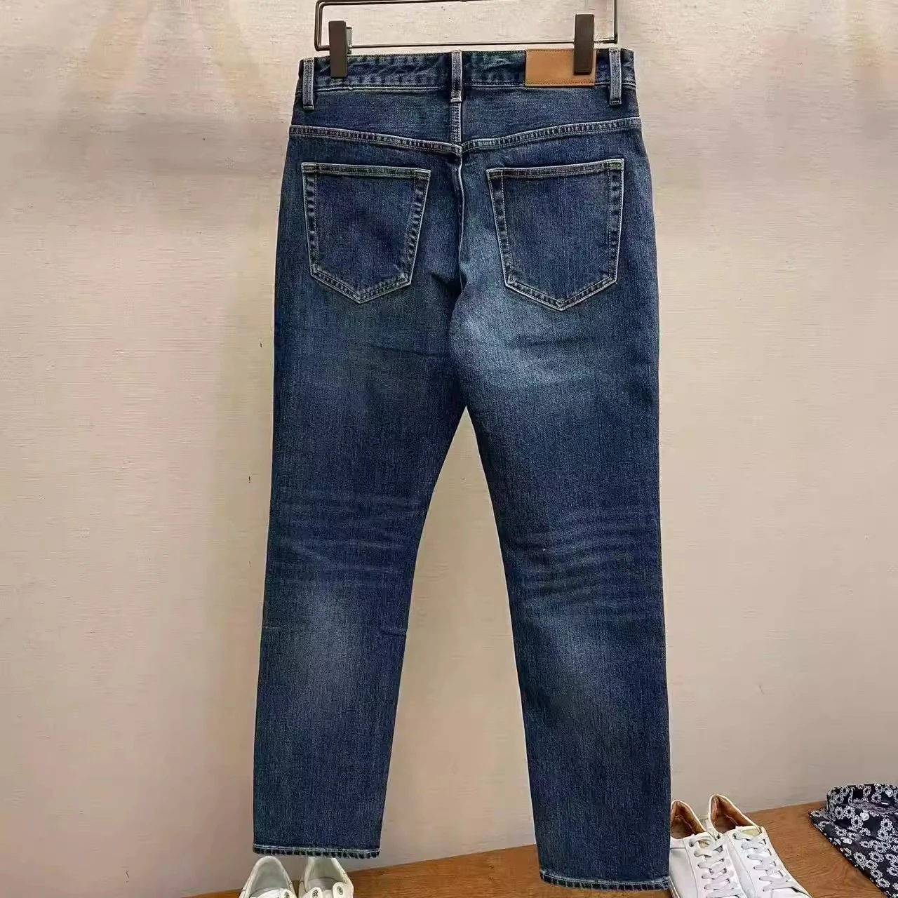 Итальянские мужские джинсы в стиле старых денег с вышивкой LP
Итальянские мужские джинсы в стиле старых денег с вышивкой LP