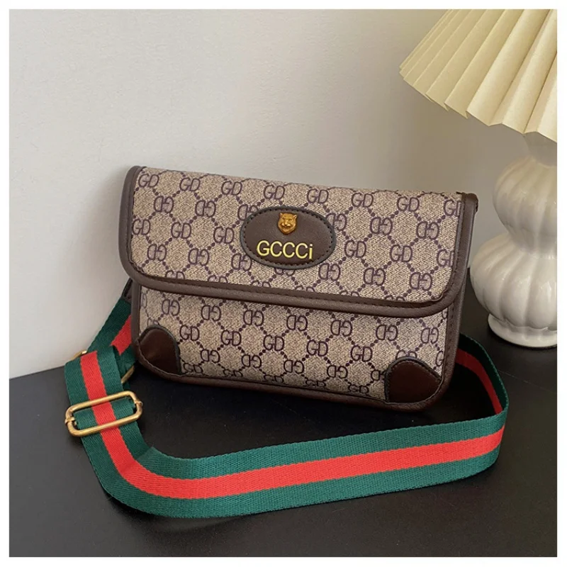 Модная классическая стеганая сумка через плечо с геометрическим принтом, металлическим логотипом, из легкой искусственной кожи, с клапаном на магнитной застежке и регулируемым ремешком.
Модная классическая стеганая сумка через плечо с геометрическим принтом, металлическим логотипом, из легкой искусственной кожи, с клапаном на магнитной застежке и регулируемым ремешком.