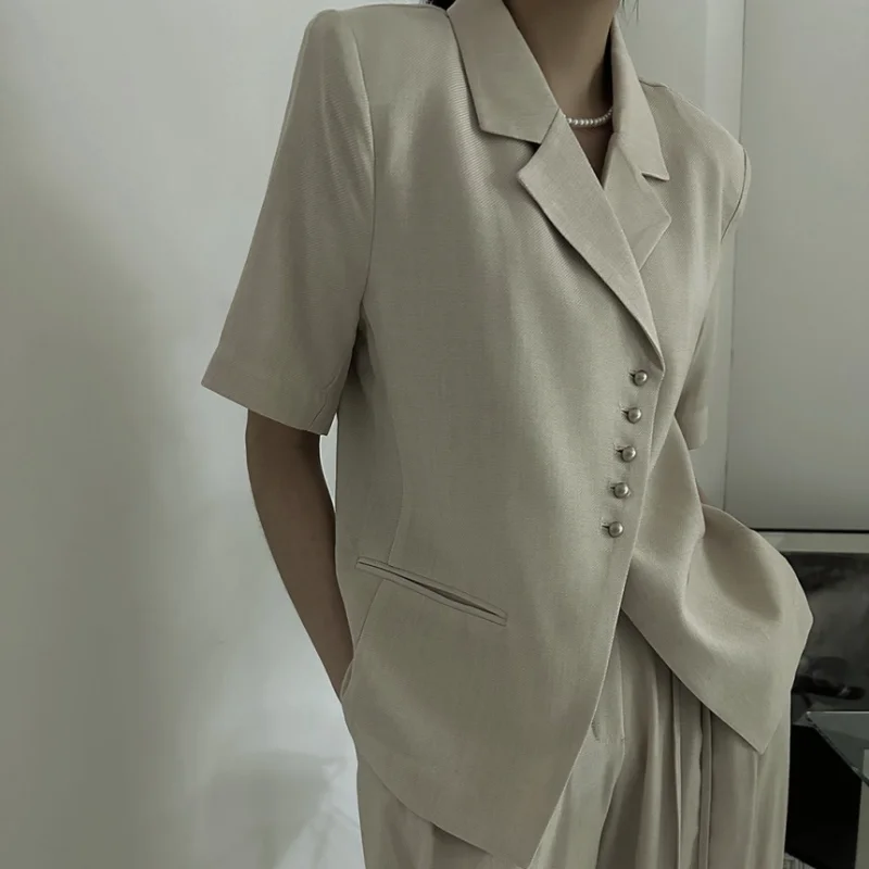 SuperAen Korean Retro Lapel Metal Single-breasted Commuting Simple Casual Short-sleeved Blazer
SuperAen Korean Retro Lapel Metal Single-breasted Commuting Simple Casual Short-sleeved Blazer