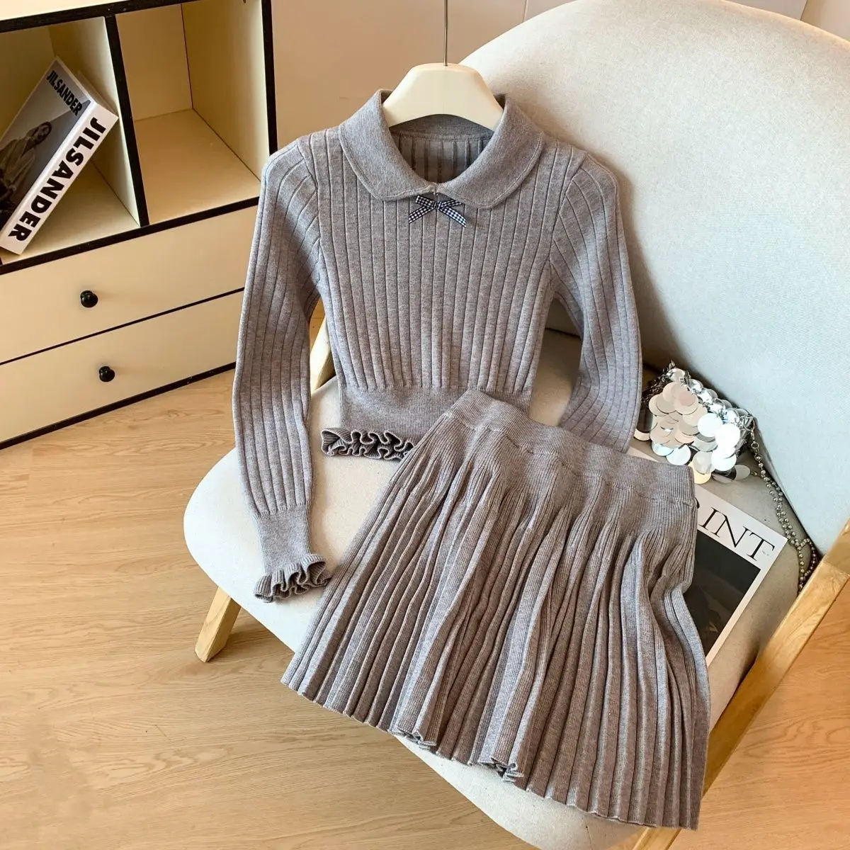 Gagarich, женский вязаный комплект цвета хаки, зима 2021, новый стиль, стильный утягивающий короткий маленький нишевый свитер с кукольным воротником, юбка
Gagarich, женский вязаный комплект цвета хаки, зима 2021, новый стиль, стильный утягивающий короткий маленький нишевый свитер с кукольным воротником, юбка