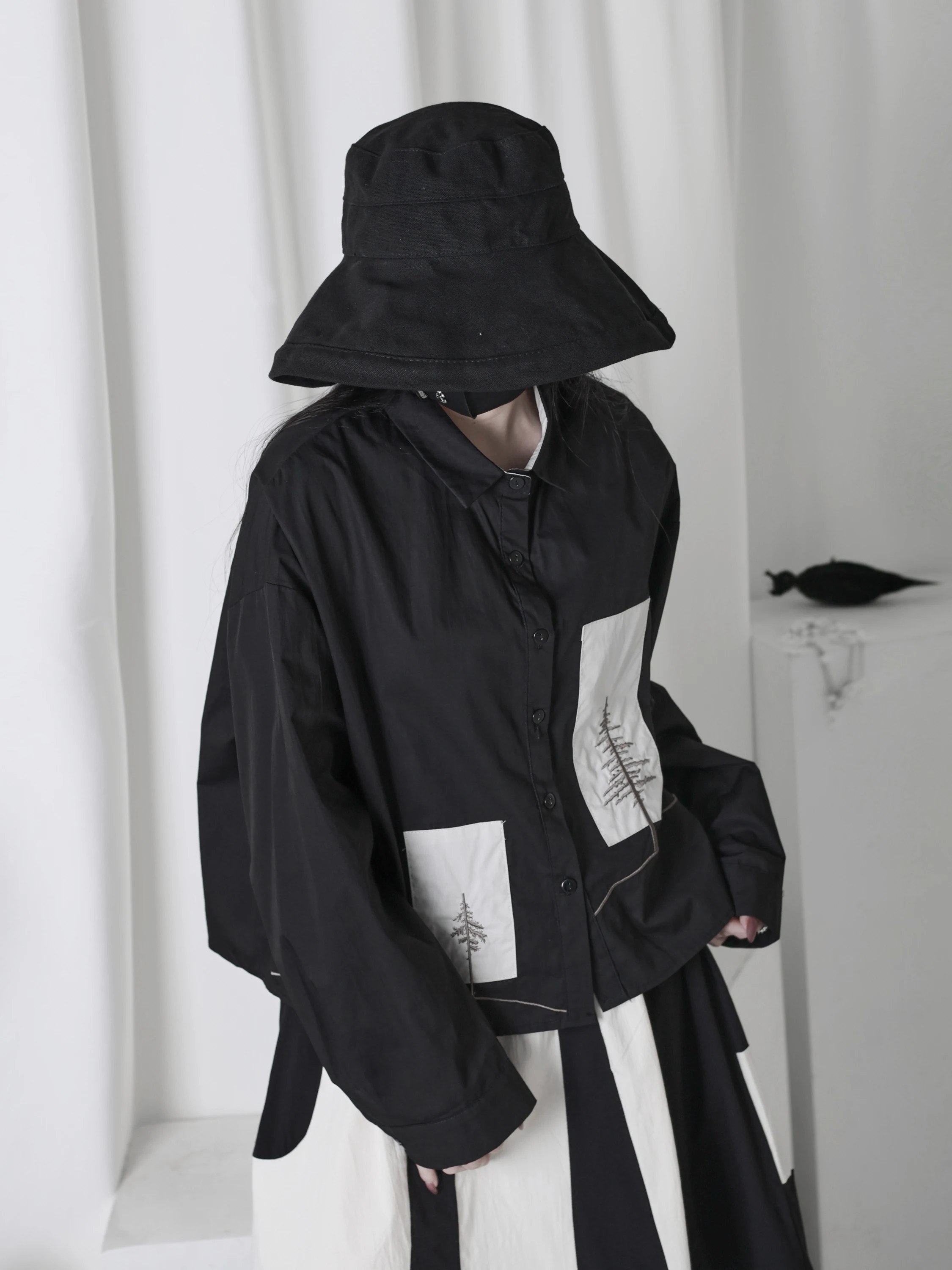 Женский топ свободного кроя с асимметричным вырезом, деконструктивной вышивкой и нашивками, дышащий, удобный, повседневный
Женский топ свободного кроя с асимметричным вырезом, деконструктивной вышивкой и нашивками, дышащий, удобный, повседневный