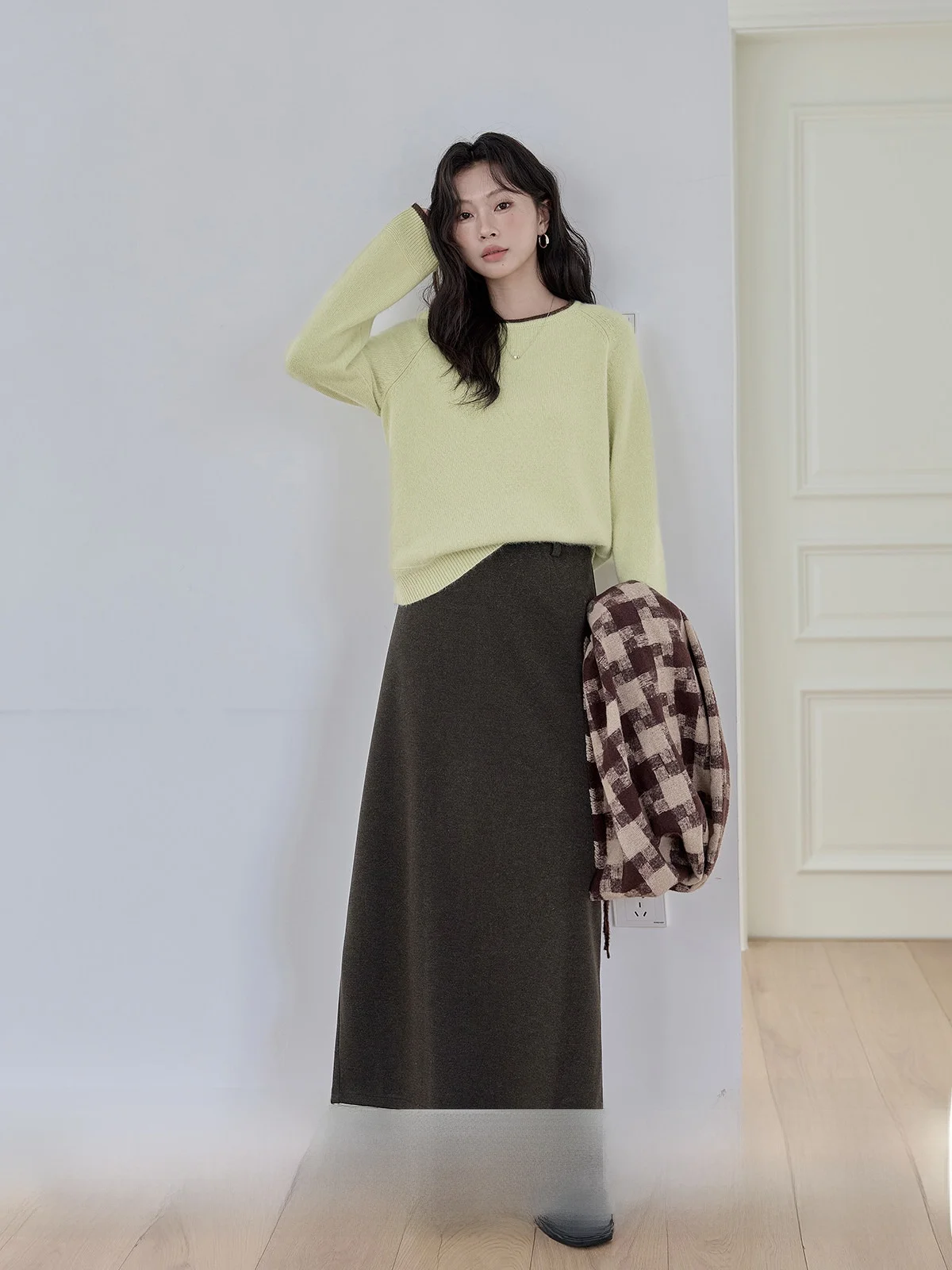 Deep Brown Woolen A-Line Skirt High Waist Women's Fashion Commute Style Retro Slim Fit Winter New Arrival
Deep Brown Woolen A-Line Skirt High Waist Women's Fashion Commute Style Retro Slim Fit Winter New Arrival