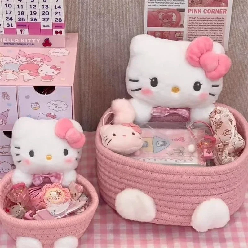 MINISO SANRIO Hello Kitty Kawaii аниме мультфильм корзина для хранения плетение косметический ящик для хранения настольные украшения новые праздничные подарки
MINISO SANRIO Hello Kitty Kawaii аниме мультфильм корзина для хранения плетение косметический ящик для хранения настольные украшения новые праздничные подарки