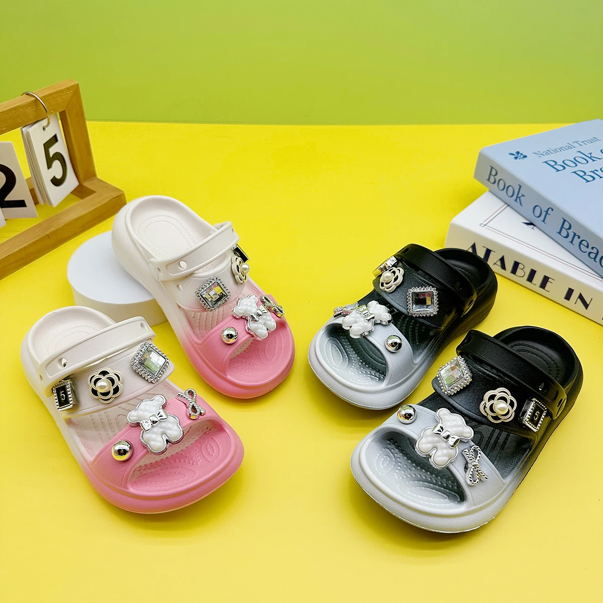 Fashion Popular Cartoon Double White Bear Slippers New Double Color Matching Flats Bottom Boys and Girls Non-Slip Soft Bottom Sandals 811
Fashion Popular Cartoon Double White Bear Slippers New Double Color Matching Flats Bottom Boys and Girls Non-Slip Soft Bottom Sandals 811
