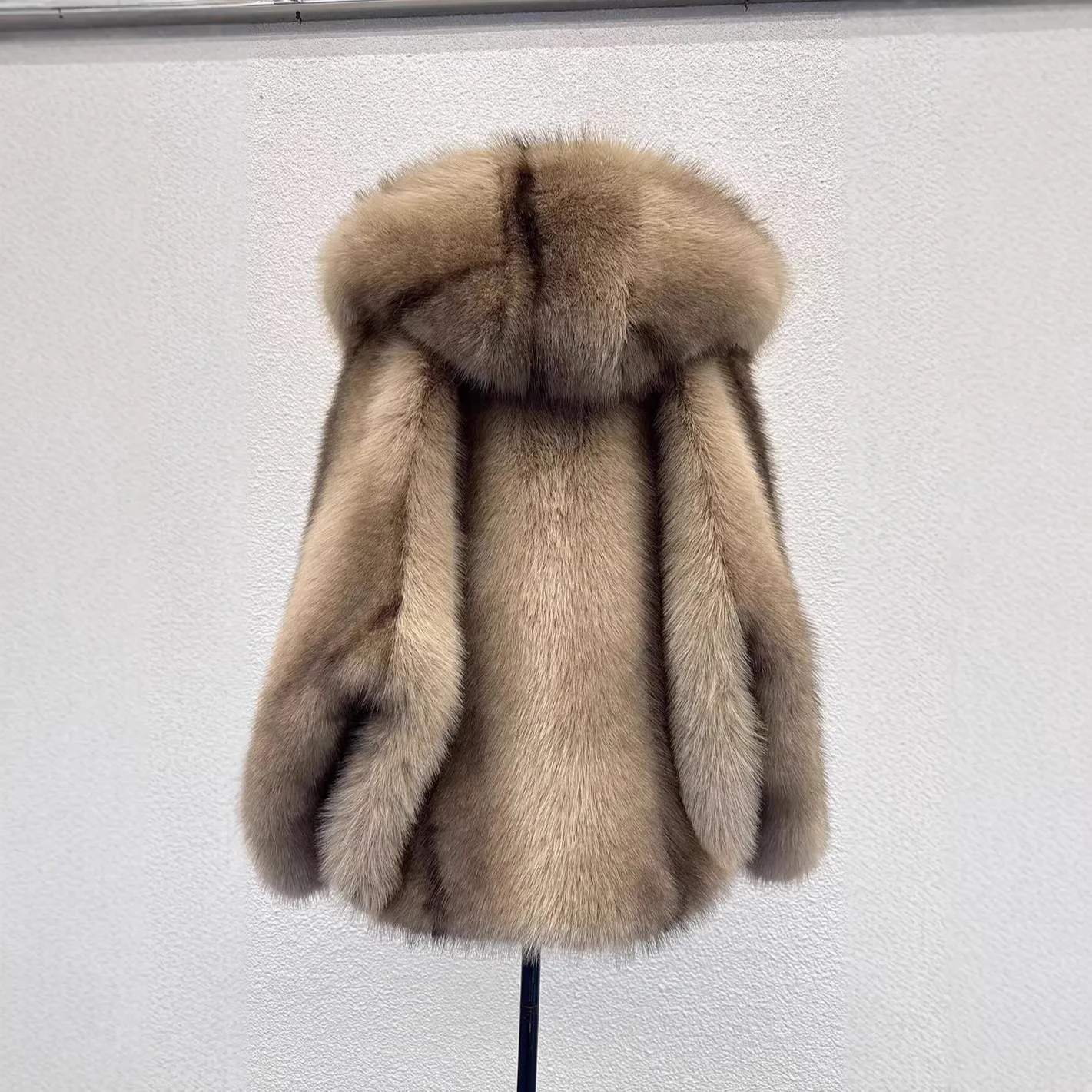 Женское короткое пальто из искусственного меха на осень-зиму 2026, однотонное, с капюшоном, длинными рукавами, на скрытых пуговицах, толстое, для офиса
Женское короткое пальто из искусственного меха на осень-зиму 2026, однотонное, с капюшоном, длинными рукавами, на скрытых пуговицах, толстое, для офиса