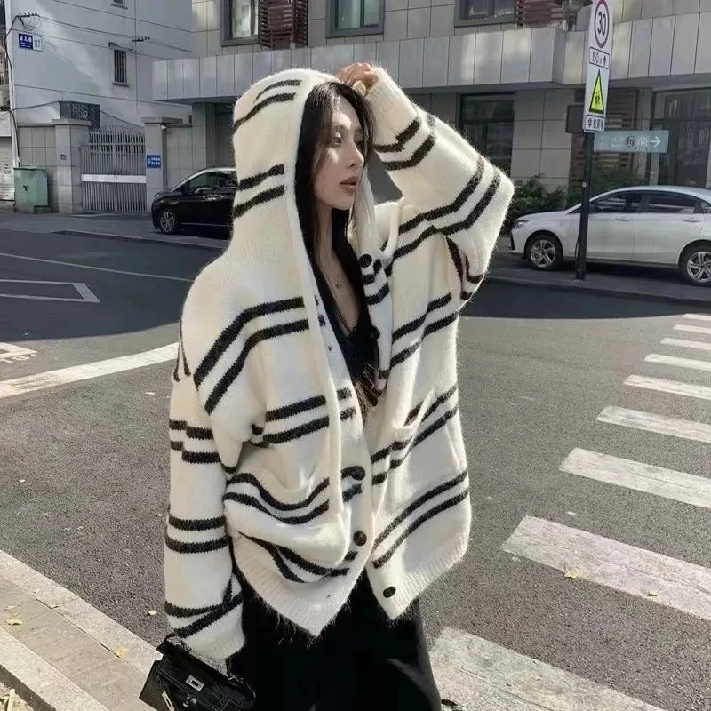 Полосатый вязаный кардиган с капюшоном, женский свободный свитер с длинными рукавами в ленивом стиле, корейский свитер на шнурке, осень-зима, топы с карманами на пуговицах, 2025 г.
Полосатый вязаный кардиган с капюшоном, женский свободный свитер с длинными рукавами в ленивом стиле, корейский свитер на шнурке, осень-зима, топы с карманами на пуговицах, 2025 г.